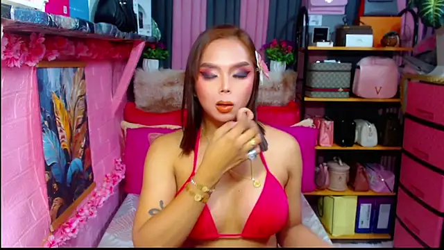 Snapshot of MoniqueCeleste chatting on October 14, 1:28 am MoniqueCeleste online show from October 14, 1:28 am