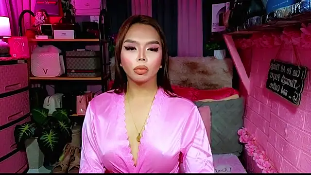 Snapshot of MoniqueCeleste chatting on October 28, 12:11 am MoniqueCeleste online show from October 28, 12:11 am