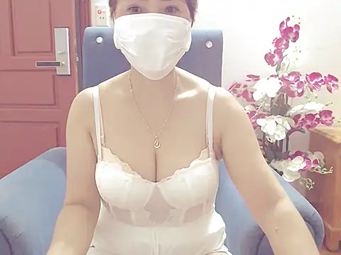 Snapshot of ruby_8x chatting on October 28, 12:00 am ruby 8x online show from October 28, 12:00 am