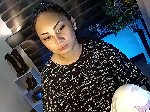 Snapshot of Bella_subhunterx chatting on November 6, 1:37 pm Bella subhunterx online show from November 6, 1:37 pm