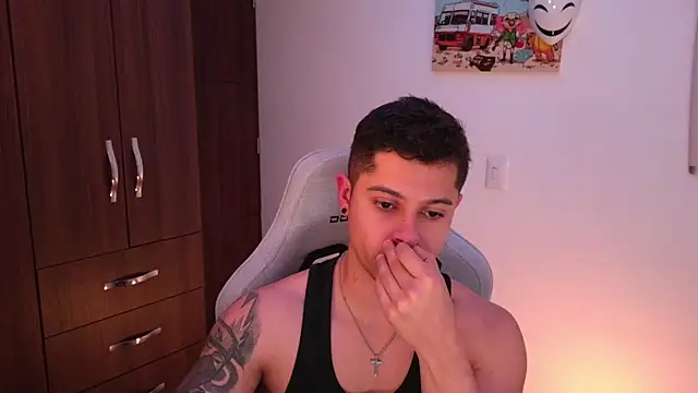 Snapshot of domsantiago_ chatting on October 24, 1:37 am domsantiago online show from October 24, 1:37 am