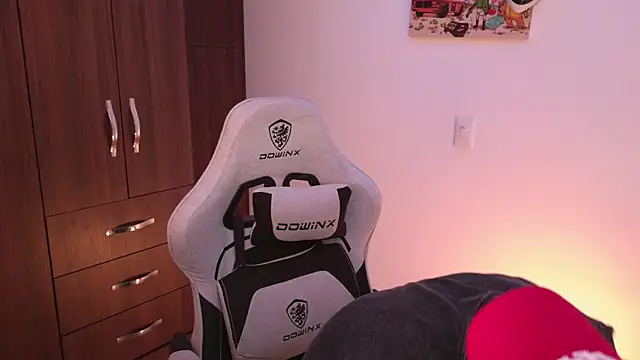 Snapshot of domsantiago_ chatting on November 7, 2:05 am domsantiago online show from November 7, 2:05 am