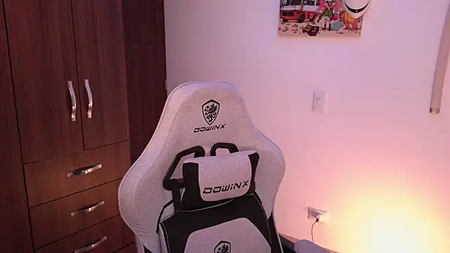 Snapshot of domsantiago_ chatting on October 19, 4:59 am domsantiago online show from October 19, 4:59 am