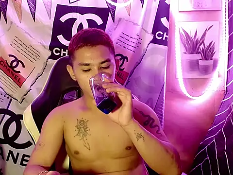 Snapshot of asianhardcock25 chatting on October 7, 3:02 pm asianhardcock25 online show from October 7, 3:02 pm