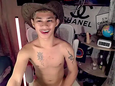 Snapshot of asianhardcock25 chatting on April 27, 7:01 pm asianhardcock25 online show from April 27, 7:01 pm