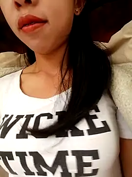 Snapshot of emaame68 chatting on October 9, 12:44 am emaame68 online show from October 9, 12:44 am