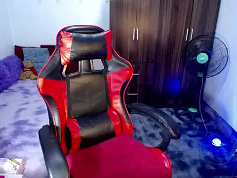 Urassiansweetcummer online show from April 7, 4:25 am