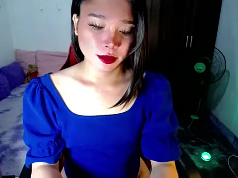 Snapshot of Urassiansweetcummer chatting on May 31, 3:45 am Urassiansweetcummer online show from May 31, 3:45 am