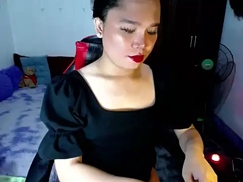 Snapshot of Urassiansweetcummer chatting on May 12, 12:11 pm Urassiansweetcummer online show from May 12, 12:11 pm