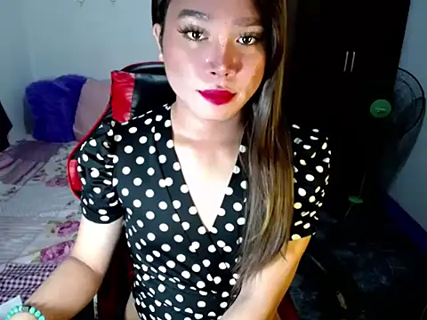 Urassiansweetcummer online show from October 26, 1:39 am