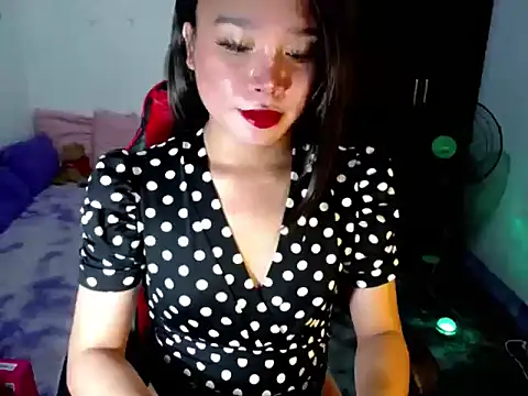 Snapshot of Urassiansweetcummer chatting on June 15, 1:39 am Urassiansweetcummer online show from June 15, 1:39 am