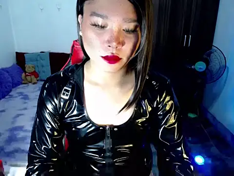 Snapshot of Urassiansweetcummer chatting on May 6, 1:53 am Urassiansweetcummer online show from May 6, 1:53 am