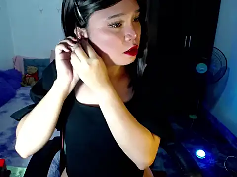 Snapshot of Urassiansweetcummer chatting on May 23, 2:10 am Urassiansweetcummer online show from May 23, 2:10 am