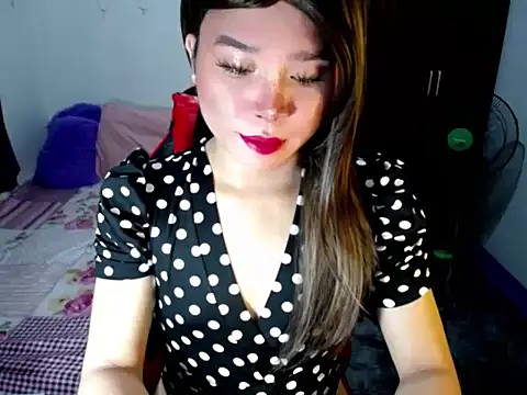 Urassiansweetcummer online show from October 19, 4:04 am