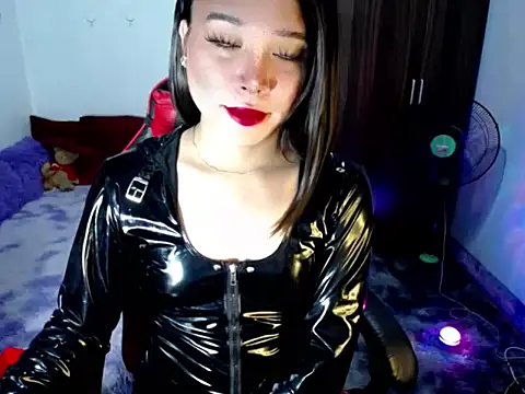 Urassiansweetcummer online show from June 27, 4:07 am