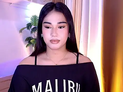 Snapshot of magnificent_kitana chatting on May 6, 5:28 pm magnificent kitana online show from May 6, 5:28 pm