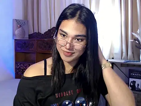 Snapshot of magnificent_kitana chatting on May 14, 12:13 pm magnificent kitana online show from May 14, 12:13 pm