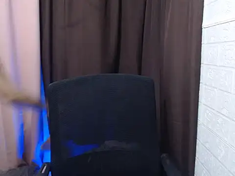 sweetsasha68 online show from May 4, 6:27 am