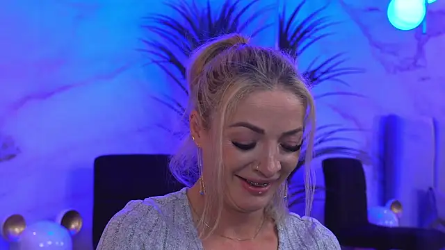 Izabellle02 online show from April 10, 4:08 am