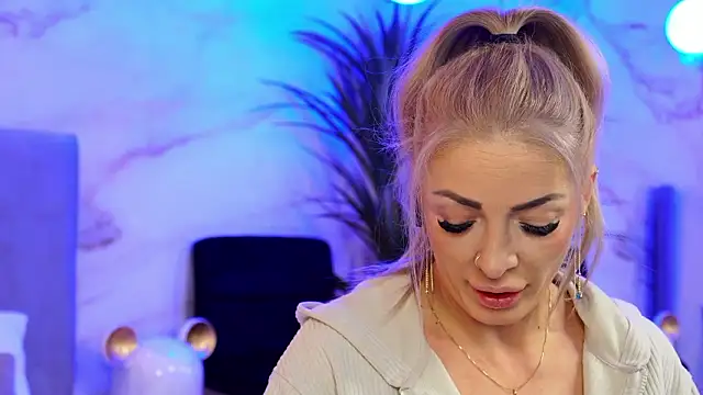 Izabellle02 online show from March 7, 5:03 am