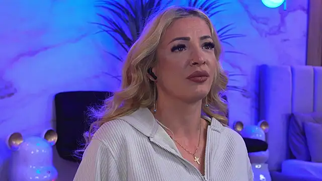 Izabellle02 online show from April 16, 3:40 am