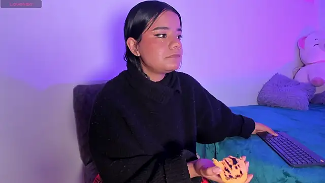 Shophie thoopson online show from January 17, 5:55 am