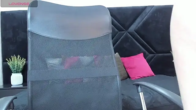 Dantzel  online show from February 9, 9:35 pm