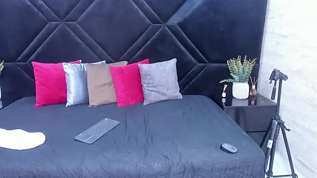 Dantzel  online show from March 16, 7:05 pm