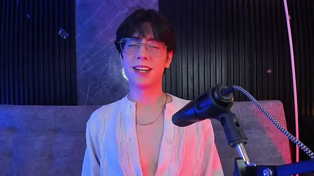 Snapshot of luixdust_ chatting on October 28, 4:24 am luixdust online show from October 28, 4:24 am