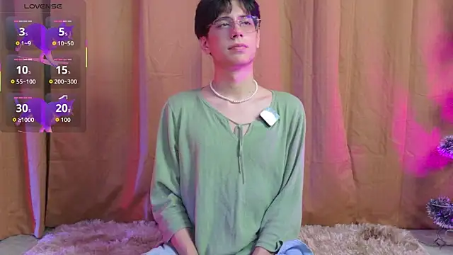 Snapshot of luixdust_ chatting on December 15, 6:19 am luixdust online show from December 15, 6:19 am