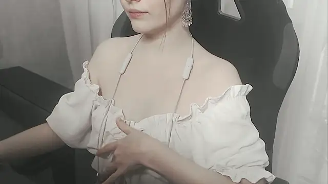 cute elfy  online show from February 7, 2:25 pm