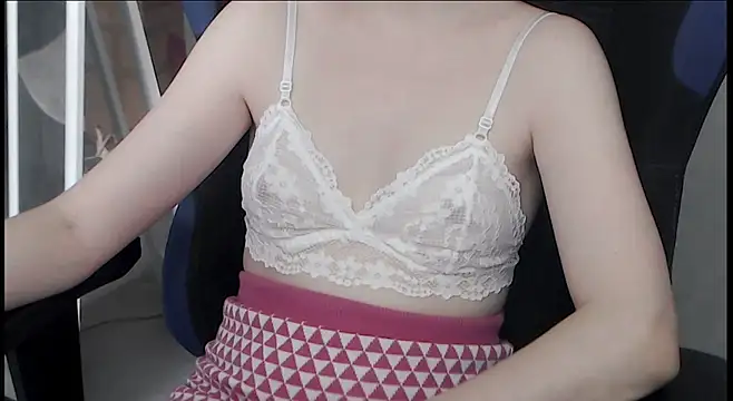 Snapshot of cute_elfy_ chatting on July 15, 1:40 pm cute elfy online show from July 15, 1:40 pm