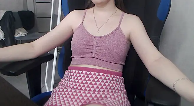 Snapshot of cute_elfy_ chatting on June 21, 1:28 pm cute elfy online show from June 21, 1:28 pm