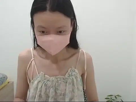Snapshot of AlinaBaby_x chatting on October 2, 12:25 am AlinaBaby x online show from October 2, 12:25 am