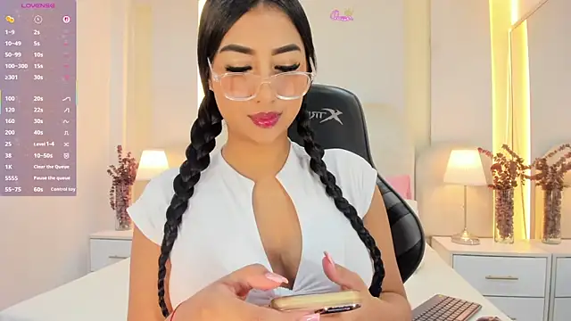 Snapshot of SalomeeBell chatting on May 21, 9:01 pm SalomeeBell online show from May 21, 9:01 pm