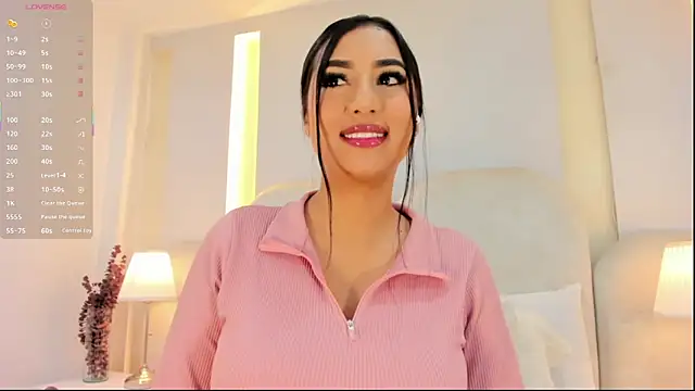 Snapshot of SalomeeBell chatting on June 1, 8:52 pm SalomeeBell online show from June 1, 8:52 pm