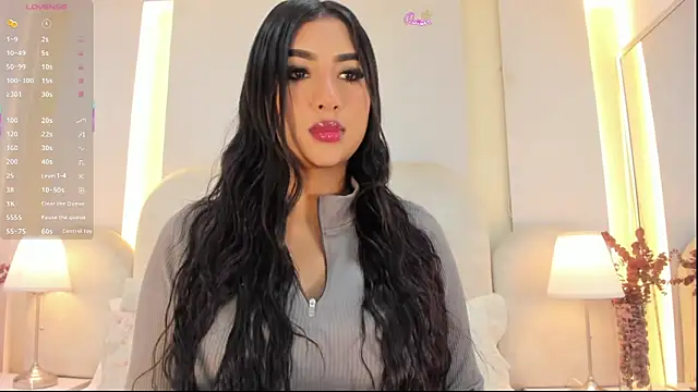 Snapshot of SalomeeBell chatting on June 2, 8:09 pm SalomeeBell online show from June 2, 8:09 pm