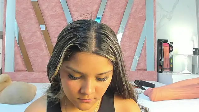 Wonderkloe  online show from February 26, 1:49 am