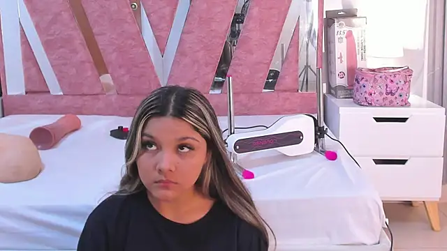 Wonderkloe  online show from February 8, 7:33 pm