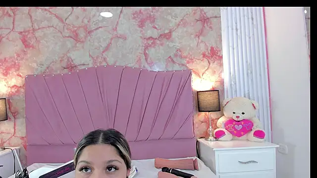 Wonderkloe  online show from April 10, 8:05 pm