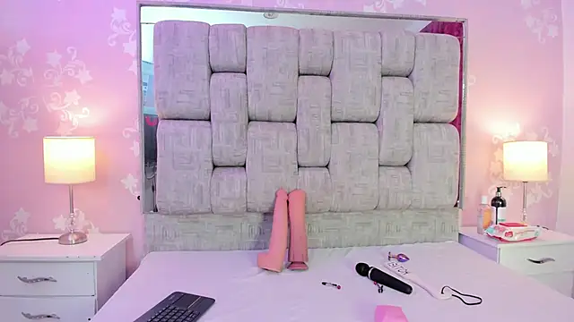 Wonderkloe  online show from March 26, 2:10 am