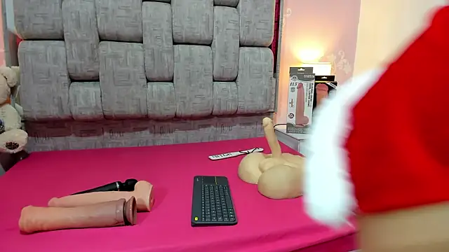 Wonderkloe  online show from December 14, 7:30 pm