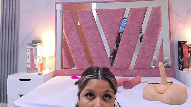 Wonderkloe  online show from February 3, 7:30 pm