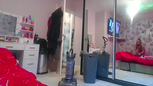 Snapshot of LucyRoseMae chatting on February 27, 11:21 am LucyRoseMae online show from February 27, 11:21 am