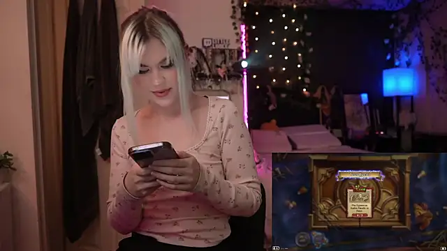 Snapshot of littlelune chatting on October 15, 12:42 am littlelune online show from October 15, 12:42 am