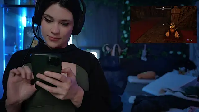 Snapshot of littlelune chatting on January 7, 3:11 am littlelune online show from January 7, 3:11 am