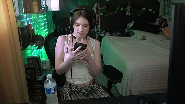 Snapshot of littlelune chatting on April 7, 8:32 pm littlelune online show from April 7, 8:32 pm