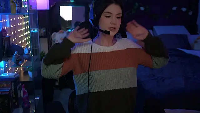 Snapshot of littlelune chatting on February 18, 11:01 pm littlelune online show from February 18, 11:01 pm