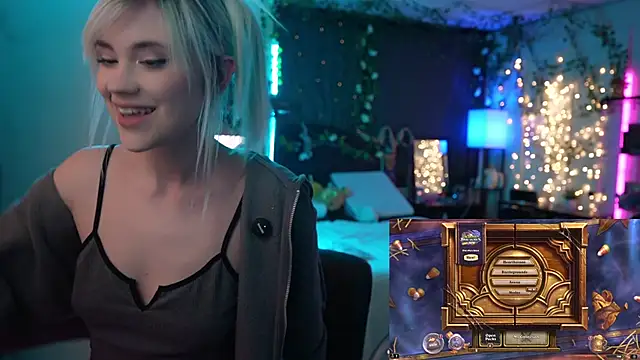 Snapshot of littlelune chatting on October 29, 1:37 am littlelune online show from October 29, 1:37 am