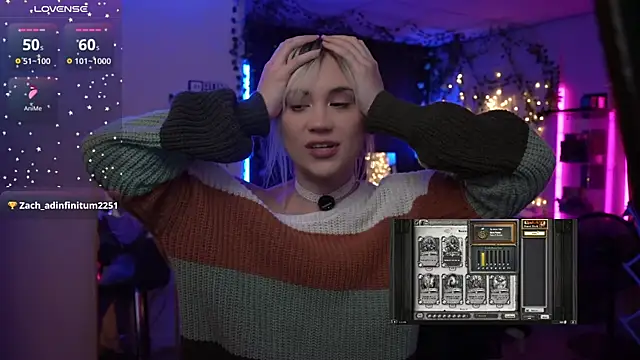 Snapshot of littlelune chatting on November 17, 1:20 am littlelune online show from November 17, 1:20 am